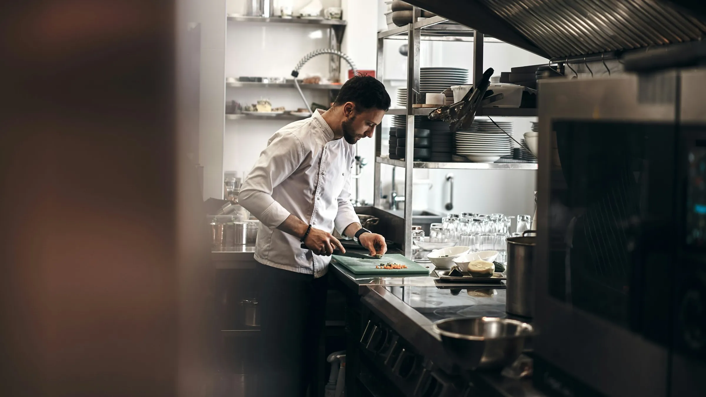 Koch bei der Arbeit in einer Gastronomieküche