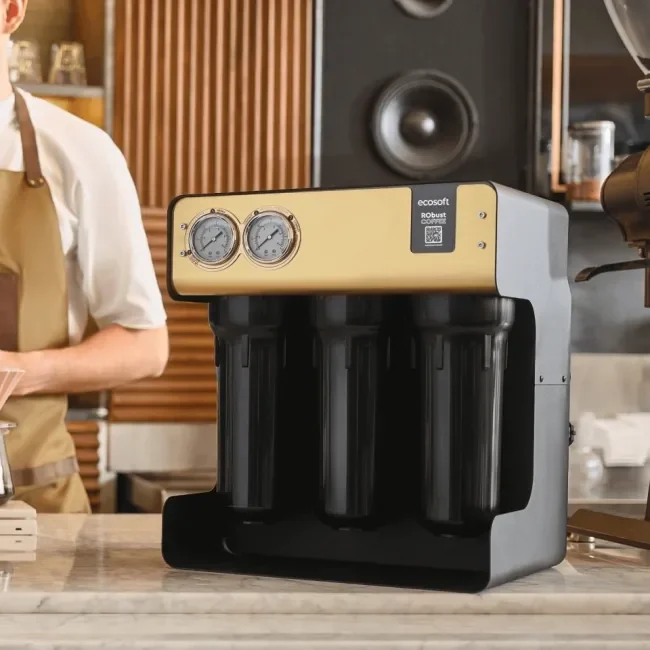 Robust-Osmoseanlage auf der Theke eines Cafés