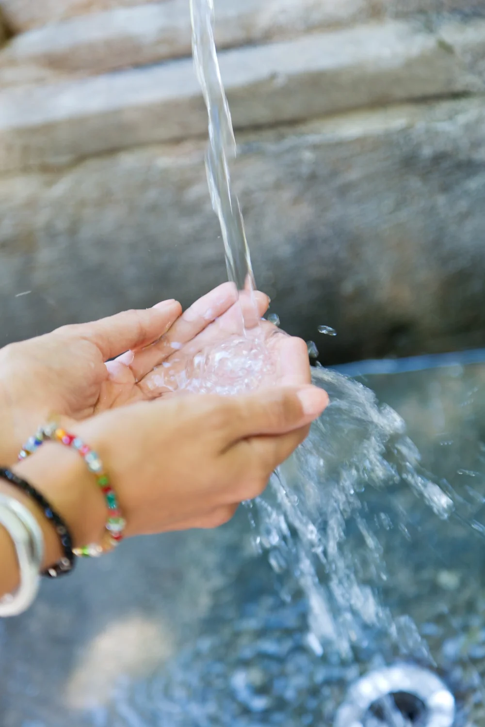 Hände unter einem Wasserstrahl