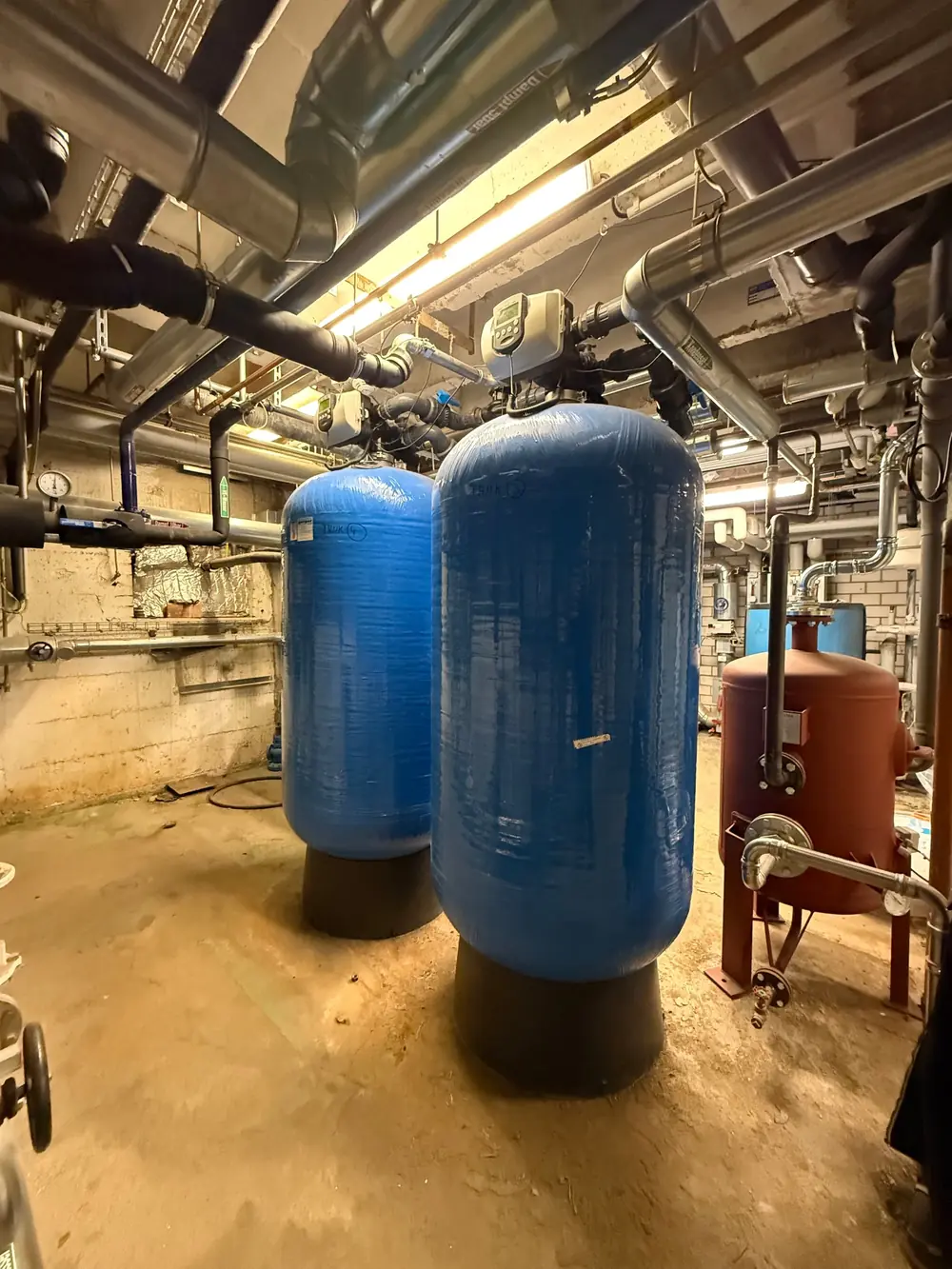 Große Filteranlage in einem Chemiebetrieb